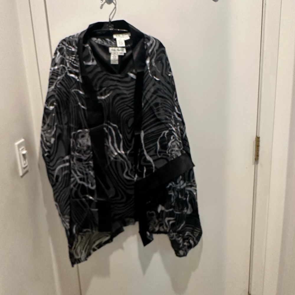 Ulla Popken set of 4 matching pieces in black, white & silver/gray. Size 16/18.
